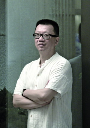 胡若愚:以前,我只是书法艺术的“门外汉”,从未亲手提起笔去感受。这次研修班让我看到了、也感受到了汉字的美和神韵。书法的结构,平衡、虚实、黑白,让我不禁联想到我的设计职业,写一个字和设计一个房间有着相似而有趣的关联。导师的讲解也很风趣生动,上他的书法课是一种享受。